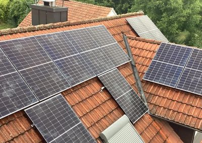 Solar-Module verteilt auf einem Dach