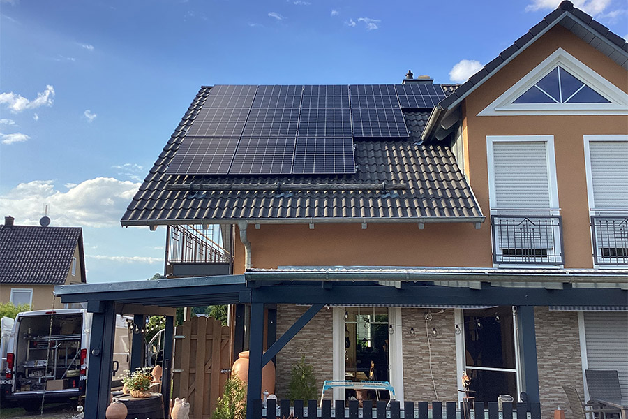 Installation und Inbetriebnahme der Photovoltaikanlage