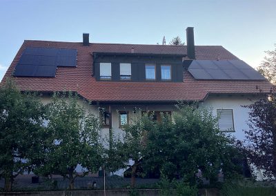 Solaranlage mit großer Dachgaube