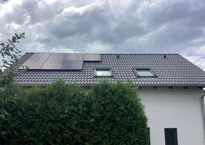 PV-Anlage auf Dach mit Dachfenster